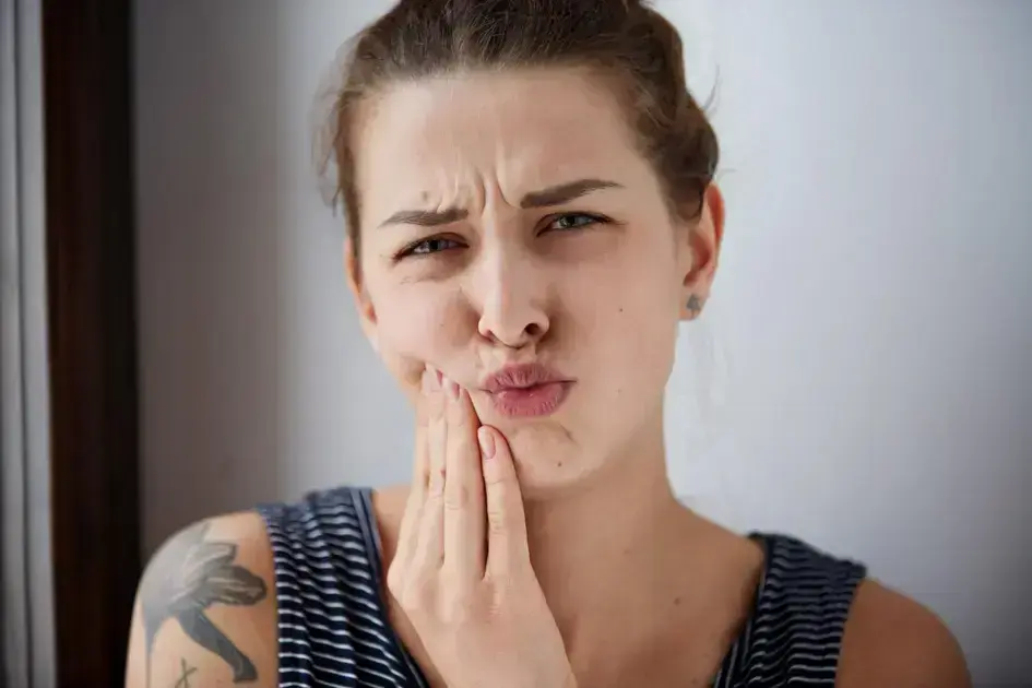 Inchaço na Raiz do Dente: Causas, Sintomas e Tratamentos